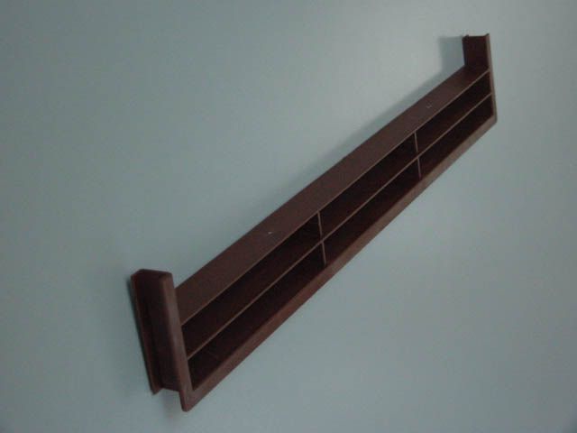 449 LÁBAZATELEMBE ÉPITHETÖ, BARNA 390x65x18 mm SZELLÖZÖRÁCS