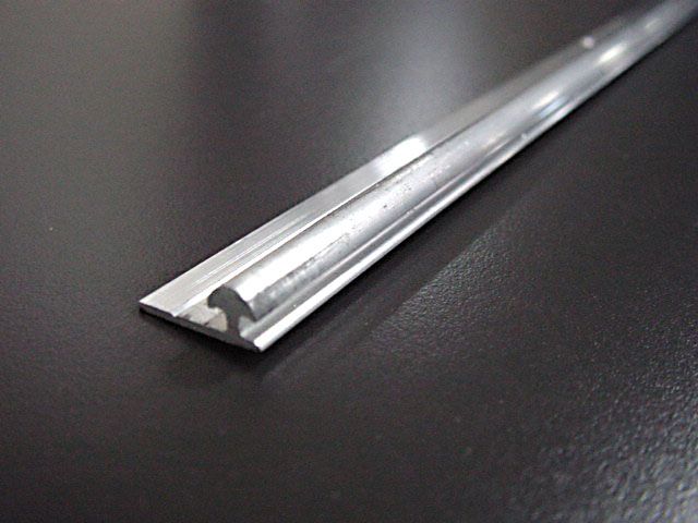 ALSÓ VEZETŐSÍN 300, CSAVAROZH., ALUMINIU 4 fm TOLÓAJTÓ SZERELVÉNY