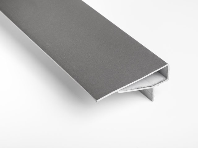 REDŐNY RENDSZER 7963 FELSŐ TAKARÓ PROFIL 70x30mm 2,6m EZÜST 