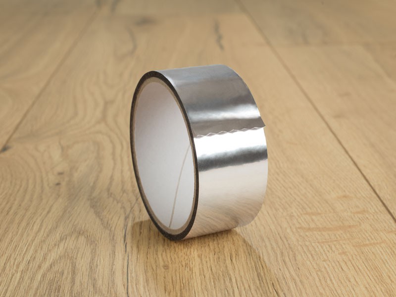 EGGER PÁRAZÁRÓ RAGASZTÓSZALAG BOPP ALU. BEVONATTAL 50M /50MM LAMINÁLT PADLÓ